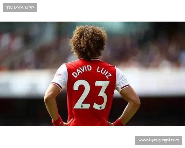 大卫路易斯的场上位置与战术作用解析：从防守核心到进攻策动者的多重身份